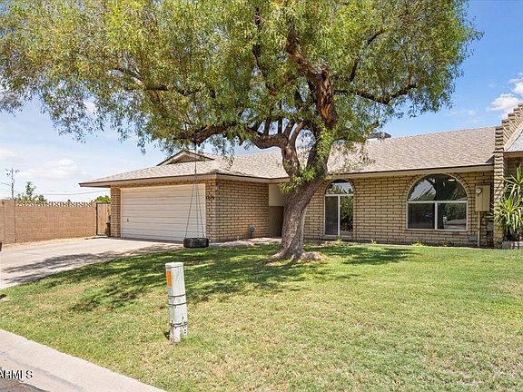 3rd image of 1226 E ROYAL PALM Circle