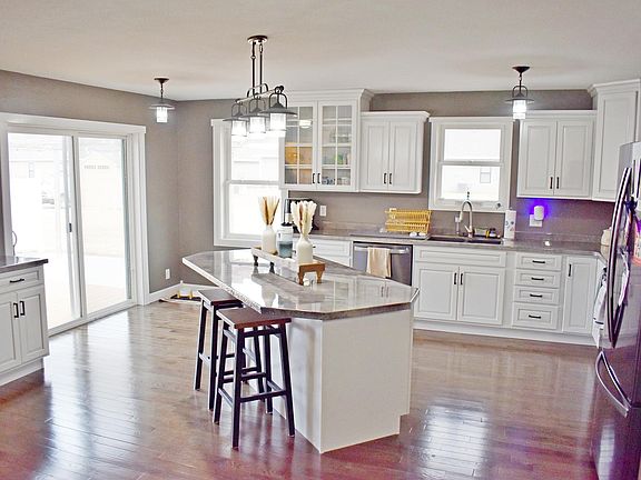 4th image of 301 N Winter St