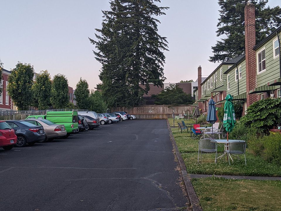 2nd image of 2728 SE 52nd Ave APT M