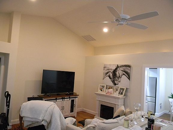 4th image of 1090A Canterbury Dr