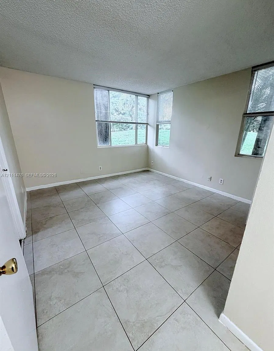 Coco Parc Condo — Photo 4