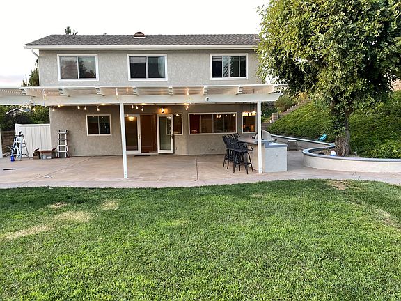 Massive backyard perfect for entertaining!