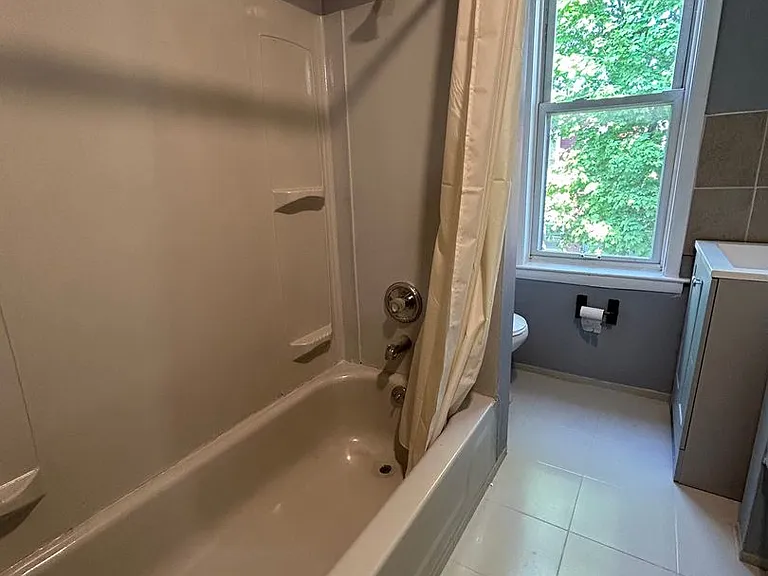 1458 Kenwood Ave — Photo 9