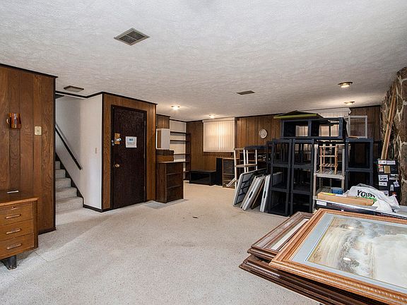 3rd image of 202 Eisenhower Dr