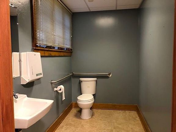 4th image of 826 Lowry Ave