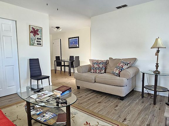 3rd image of 323 SEMINOLE Court