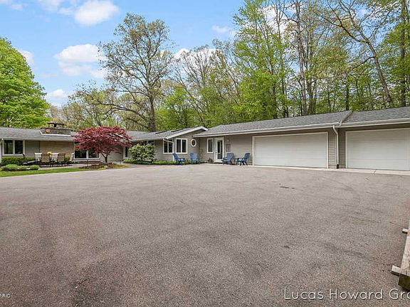 4th image of 5826 Grand River Dr NE