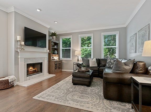 3rd image of 3711 N Bosworth Ave APT 1S