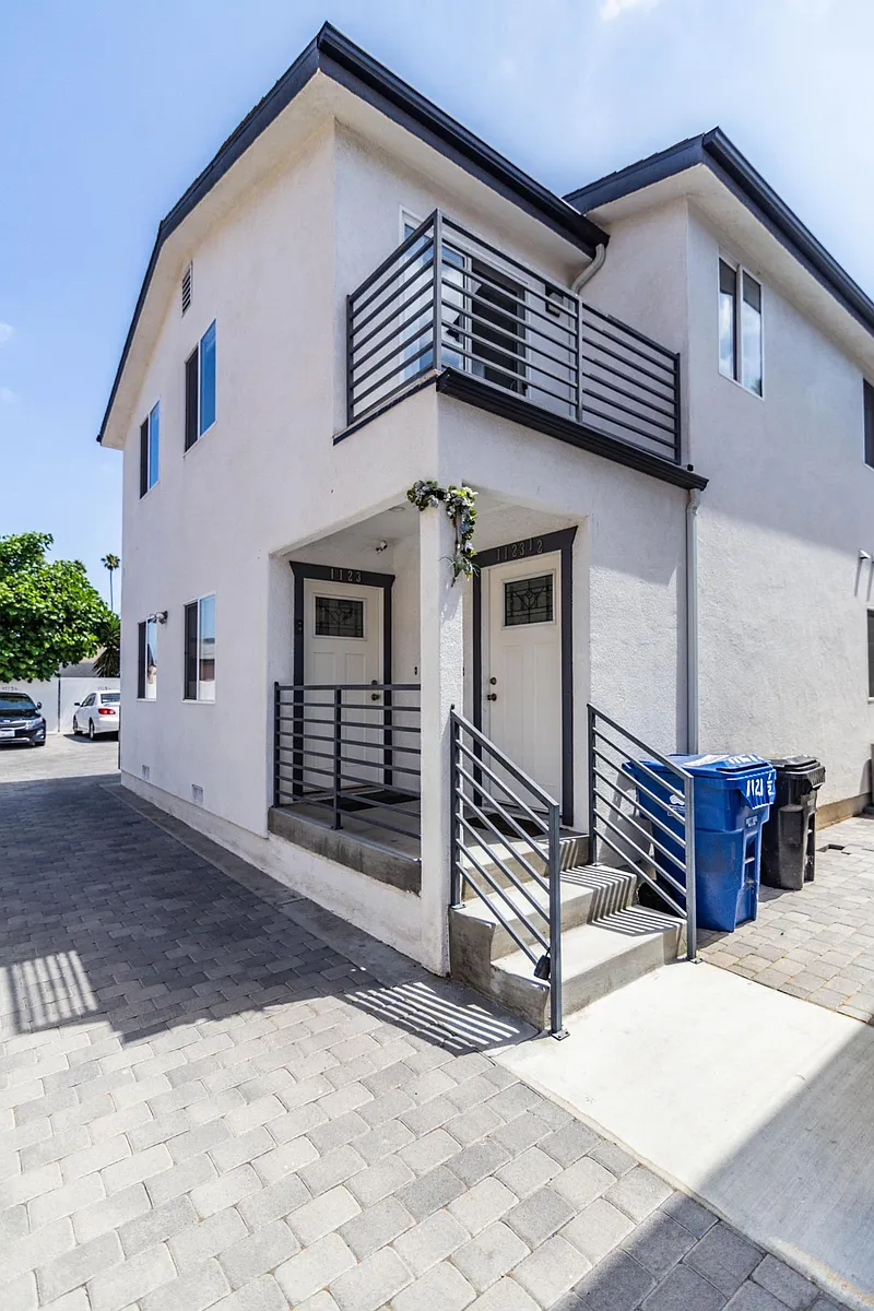 Building Photo - 1123 W 39th Pl