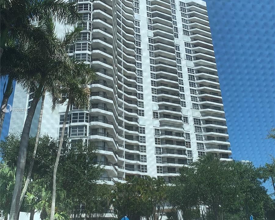 High rise right in the middle of Aventura and close to Aventura shopping.