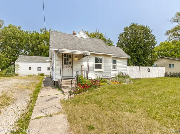 725 E Sherman St, Holly, MI 48442