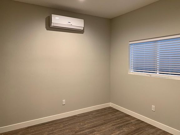 3rd image of 887 Sussex Cir