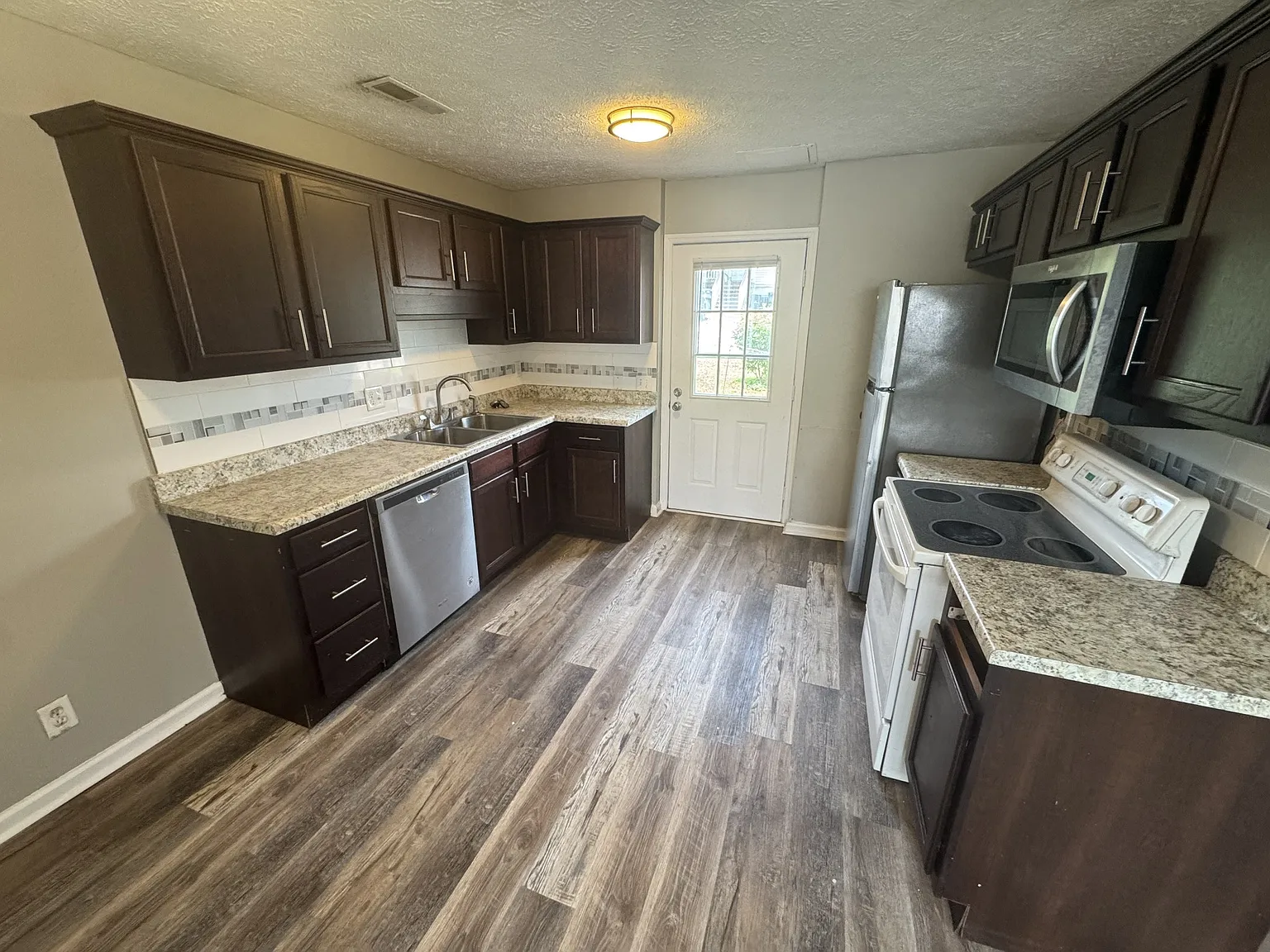 3 bed, 1.5 bath, 1200 sqft, $1,300 — Photo 3