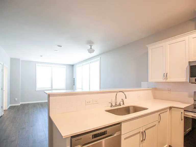 7100 N Greenwich Ave — Photo 5