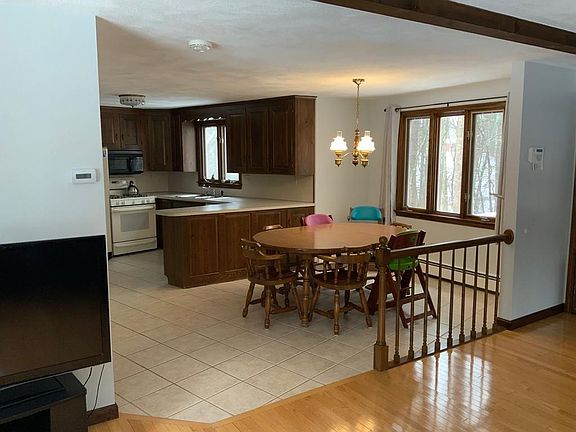 4th image of 4 Lillian Dr