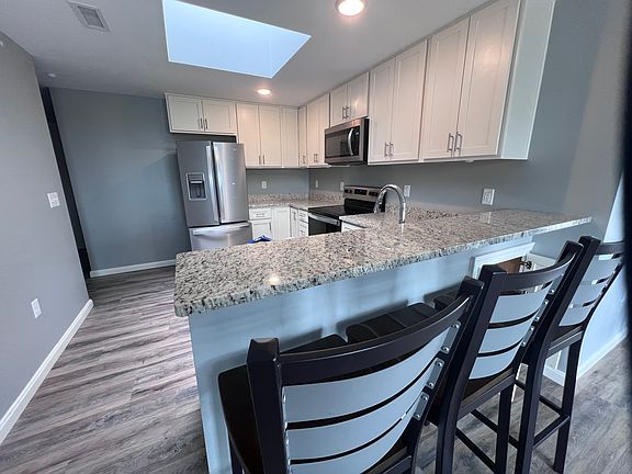 Large open chefs kitchen.
Includes fridge/freezer, over-the-stove microwave, glass cooktop stove, dishwasher, & garbage disposal.

Note: Unit #302 does not have a skylight...these photos are from another unit but the layout is exactly the same.