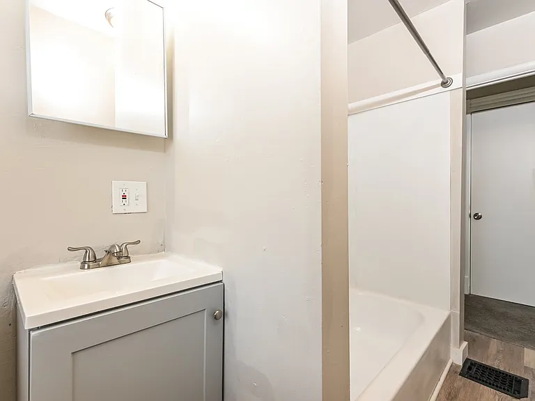 1181751_025_main_bathroom_13625839.jpg