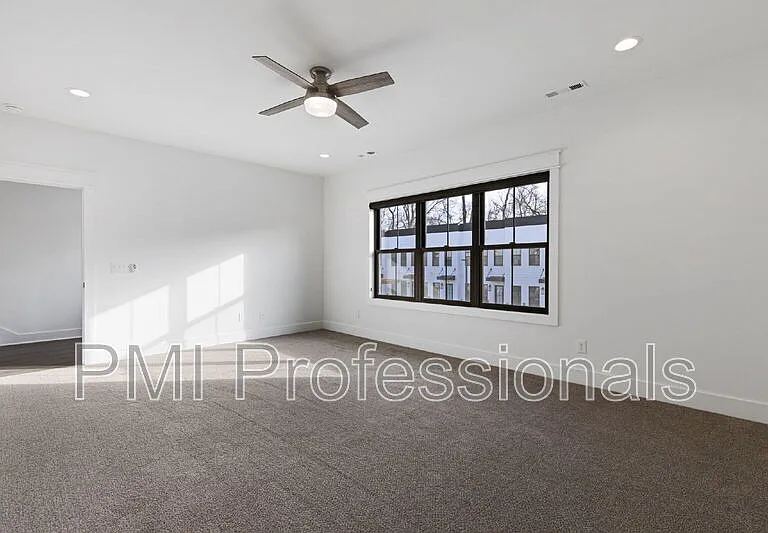 909 E State St — Photo 23