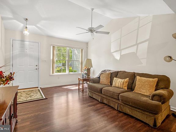 5th image of 229 W Red Lion Dr