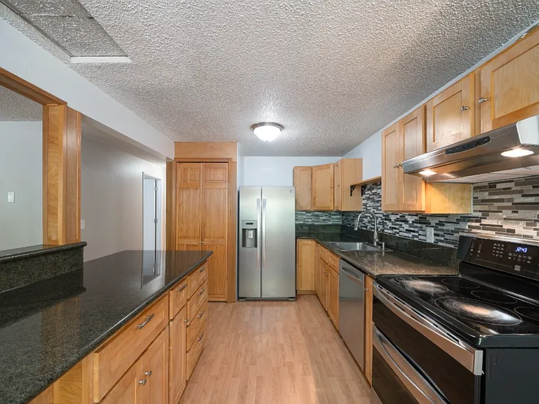 9207 SW 26th Ave — Photo 6