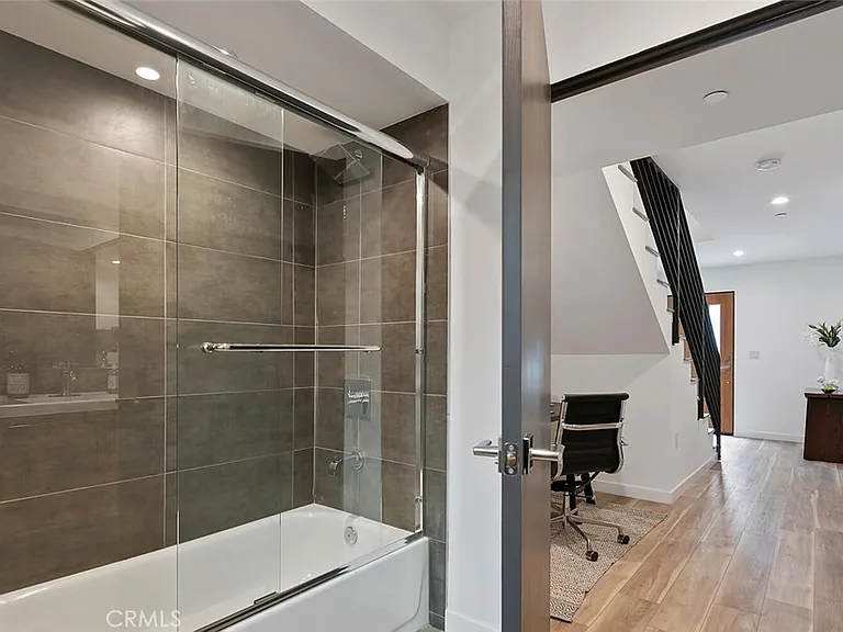 13538 Vanowen St #4 — Photo 25