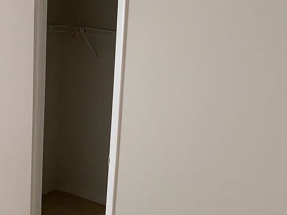 5th image of 978 SW 10th Dr APT 1