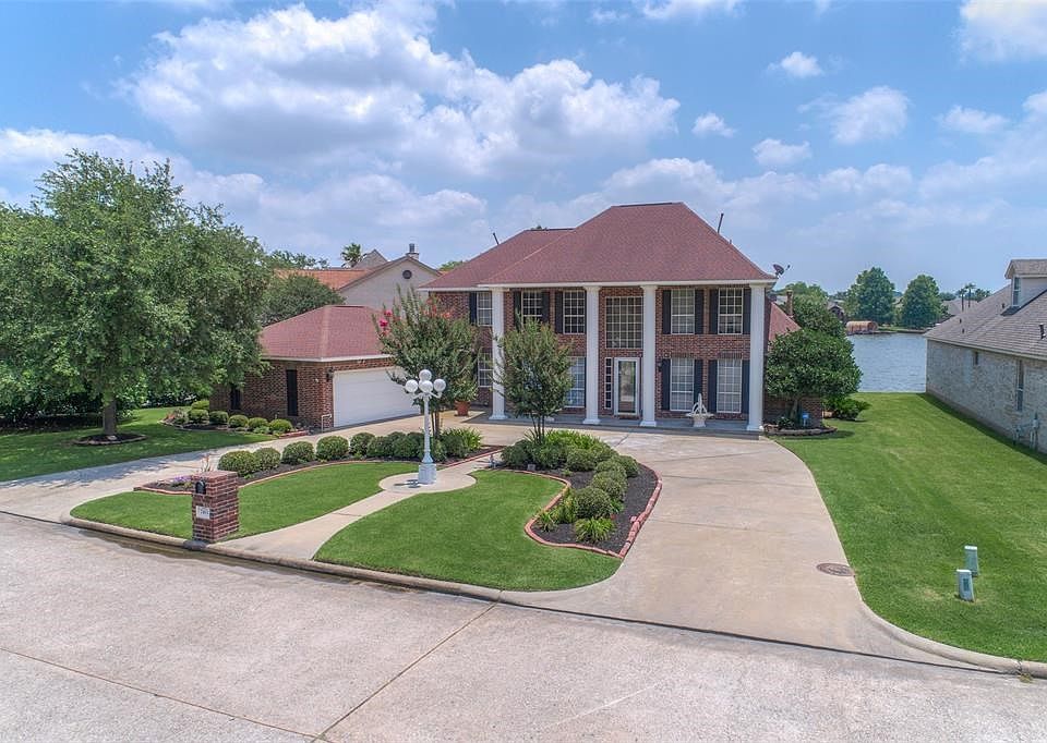 Grand entrance with horseshoe drive and side garage can accommodate so many of your visiting family and friends at 7163 Kingston Cove Lane
