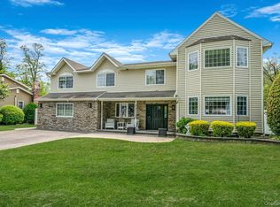 33 Stonywood Dr, Commack, NY 11725