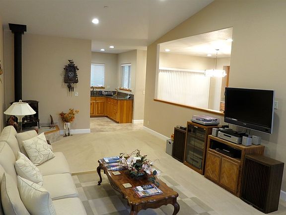 4th image of 728 Conifer Trl
