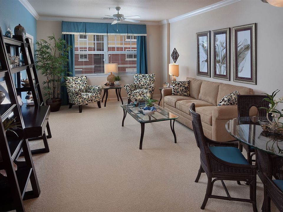 1 bdrm - Living Room - IMG_8845