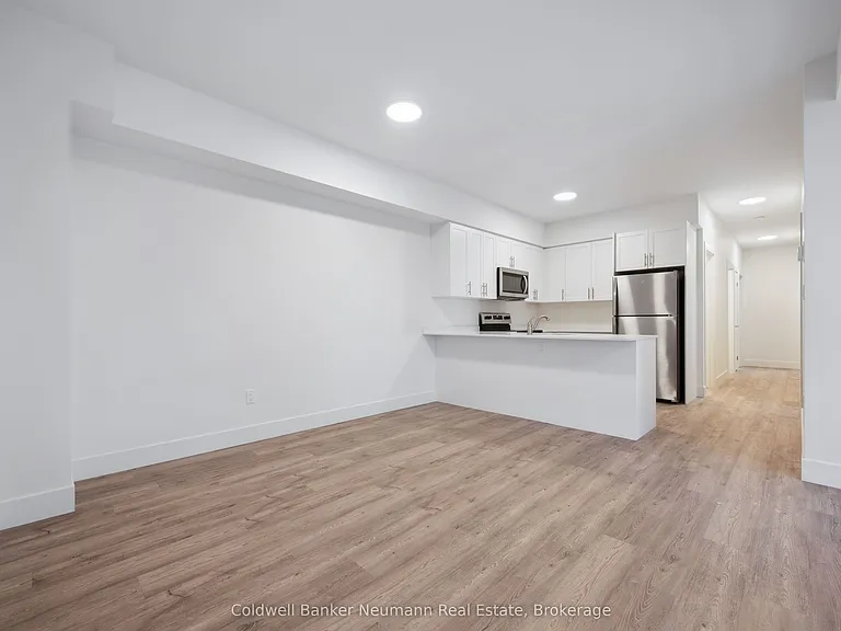 8 Orchard Cres — Photo 2