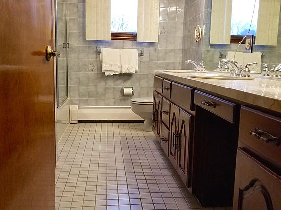 Large 2 sink bathroom with bath/shower