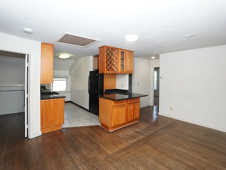 2545 Benvenue Ave — Photo 5