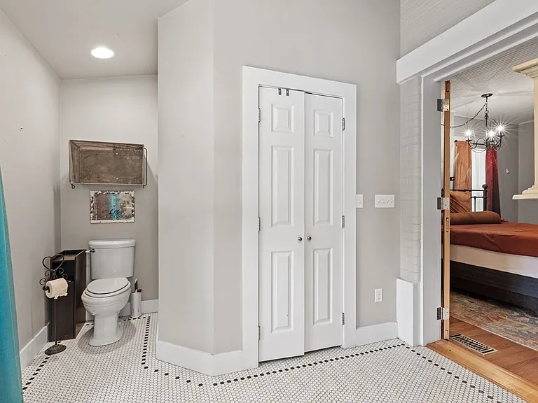 605 W Schubert St — Photo 14