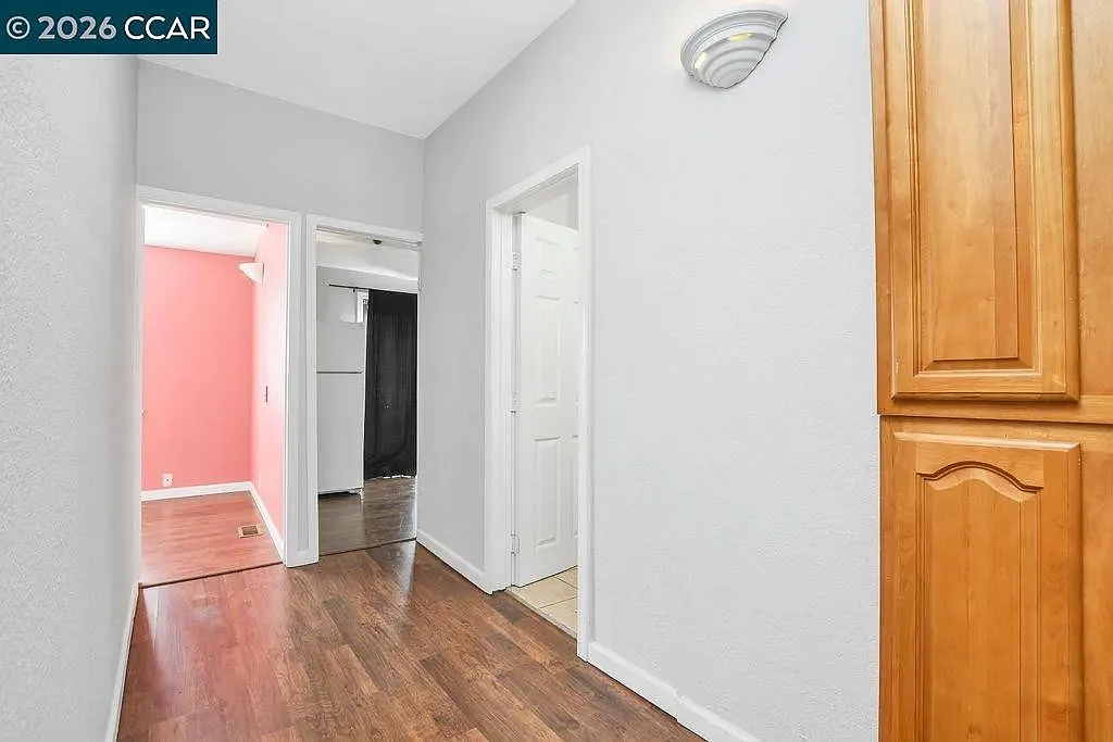 3 bed, 915 sqft, $2,025 — Photo 2