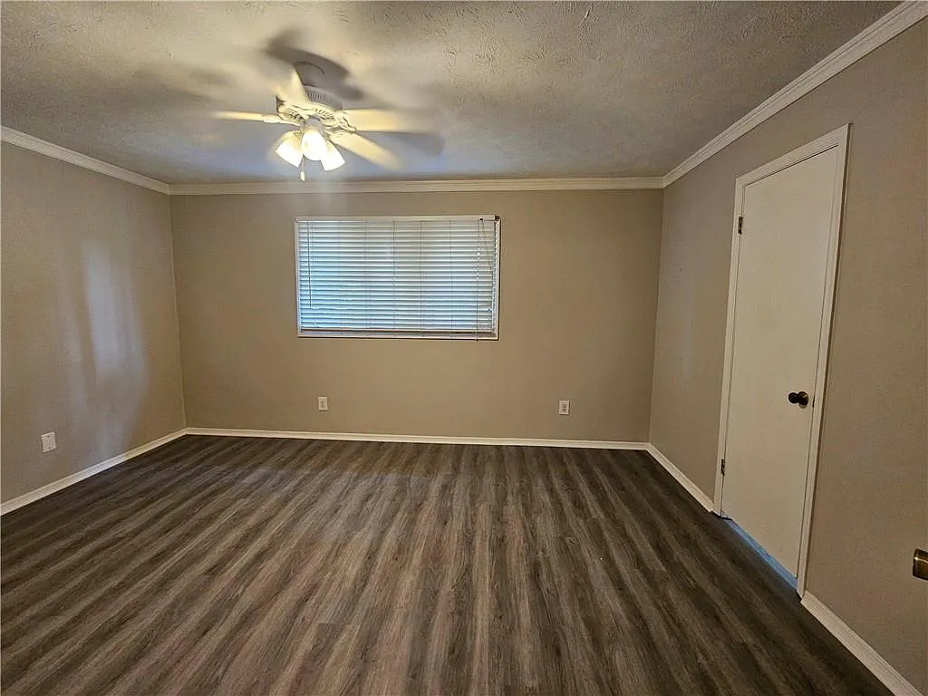 3 bed, 1.5 bath, 1302 sqft, $1,950 — Photo 4