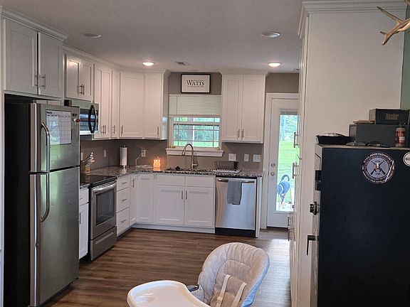 4th image of 123 Barkley St