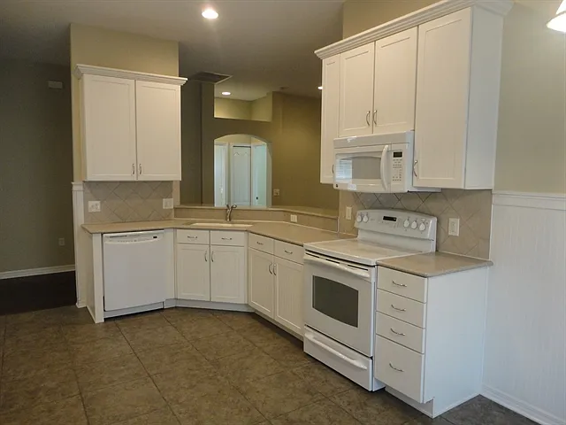 4015 Warwick Hills Dr — Photo 8