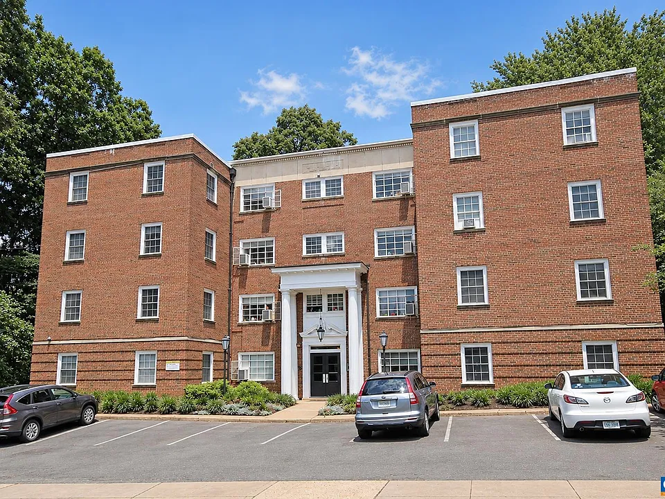32 University Cir #3