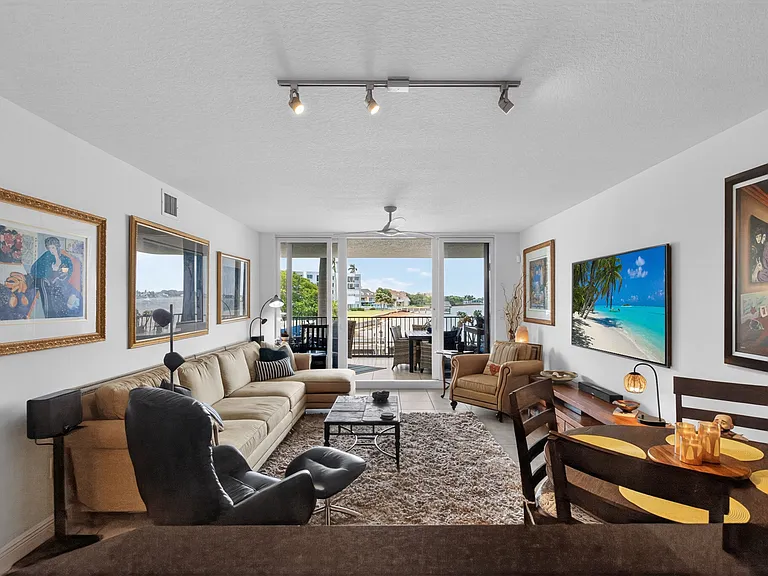 2700 N Federal Hwy #203 — Photo 42