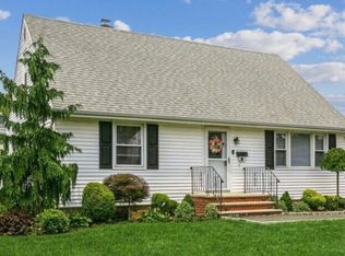 26 Woodhollow Rd #1, Albertson, NY 11507