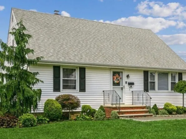 26 Woodhollow Rd #1, Albertson, NY 11507