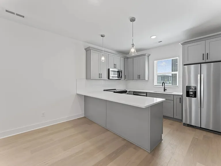 608 Markham St — Photo 5