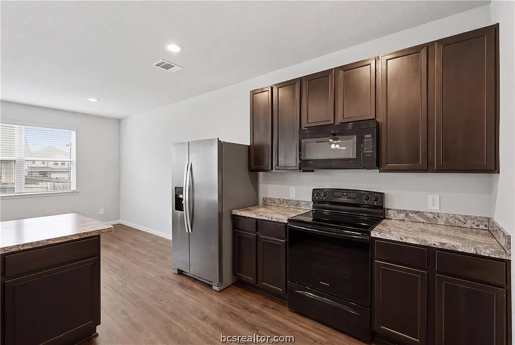 4 bed, 2.5 bath, 1947 sqft, $2,100 — Photo 4