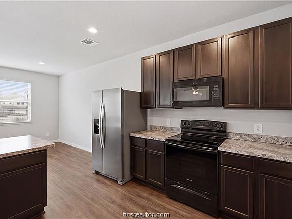 4th image of 988 Rice Dr