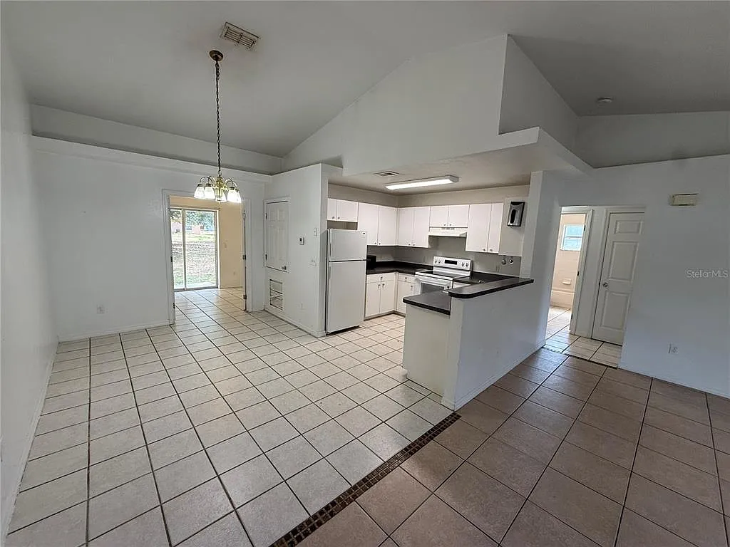 2 bed, 2.0 bath, 2496 sqft, $1,300 — Photo 4