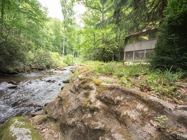 8242 Highlands Rd, Franklin, NC 28741