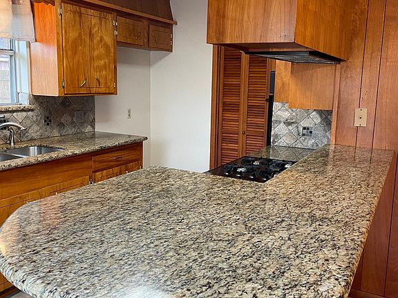 5th image of 2605 Huckleberry Ln