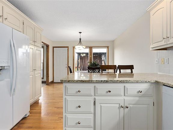 4th image of 805 Foxtail Dr