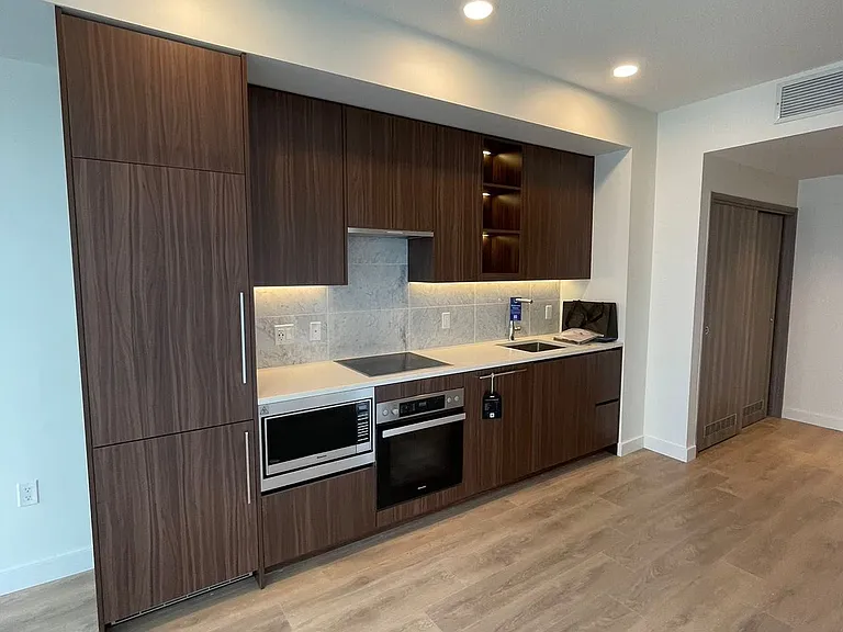 85 McMahon Dr #2215 — Photo 7
